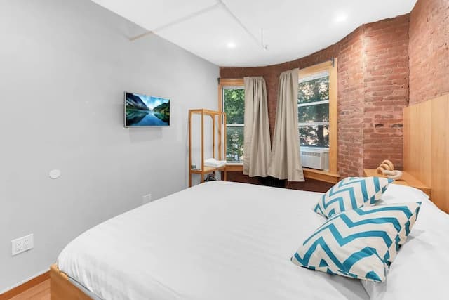 Morris Guest House-Exclusive Double Room, 1 Queen Bed, Shared Bathroom-4