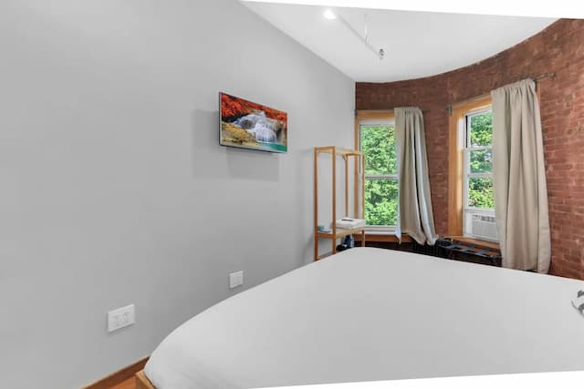 Morris Guest House-Exclusive Double Room, 1 Queen Bed, Shared Bathroom-9