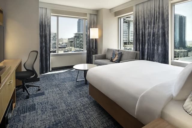 Courtyard Los Angeles L.A. LIVE-客房, 1 张特大床和 1 张沙发床, 转角-1