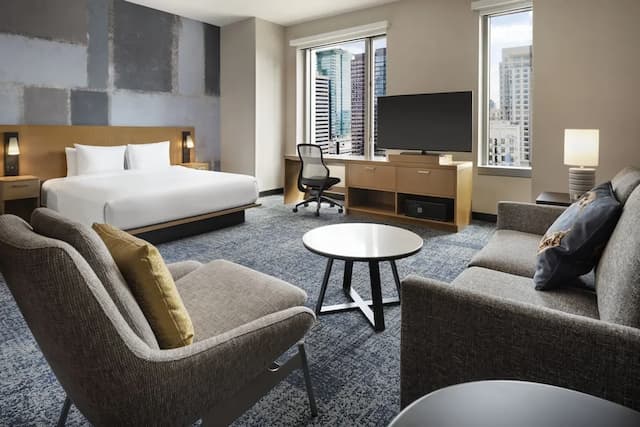 Courtyard Los Angeles L.A. LIVE-行政客房, 1 张特大床和 1 张沙发床 (Mobility Accessible, Tub)-1