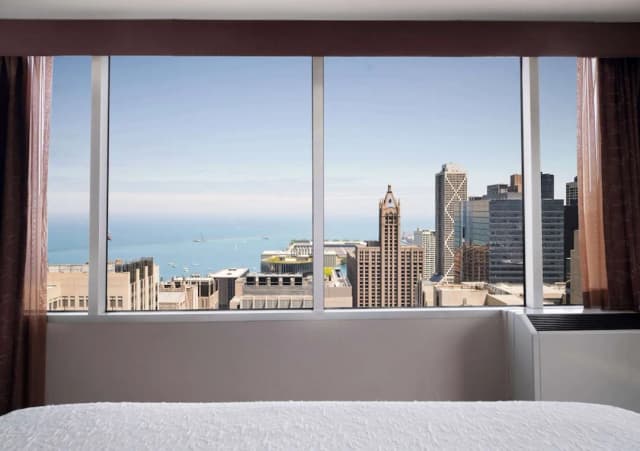 Homewood Suites by Hilton Chicago Downtown/Magnificent Mile-套房, 1 张特大床, 无障碍, 城市景观 (Hearing)-6