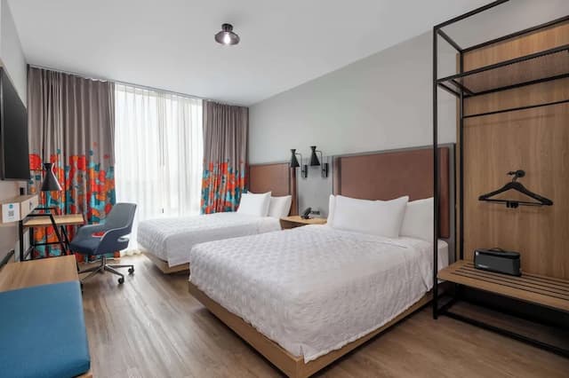 힐튼 브루클린 트루-룸, 퀸사이즈침대 2개, 장애인 지원 (Roll-In Shower Mobility & Hearing)-1