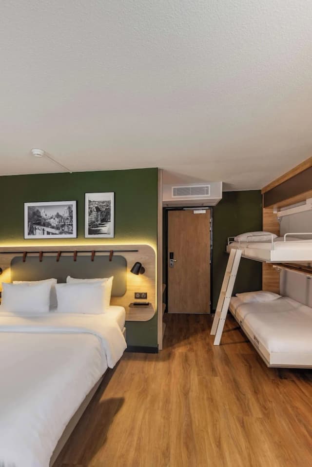 Campanile Prime Paris 19 - La Villette-标准房, 多张床 (1 Queen Bed 1 Modular Bed for 2 adult)-9