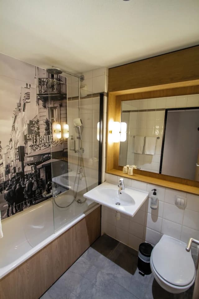 Campanile Prime Paris 19 - La Villette-标准房, 多张床 (1 Queen Bed 1 Modular Bed for 2 adult)-6