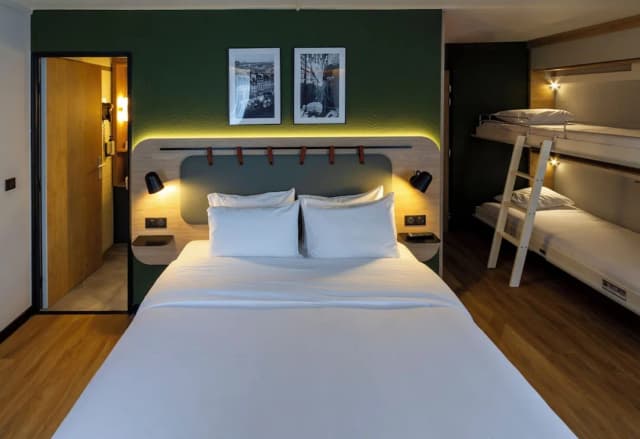 Campanile Prime Paris 19 - La Villette-标准房, 多张床 (1 Queen Bed 1 Modular Bed for 2 adult)-1