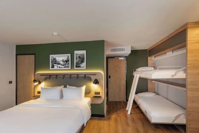 Campanile Prime Paris 19 - La Villette-标准房, 多张床 (1 Queen Bed 1 Modular Bed for 2 adult)-8