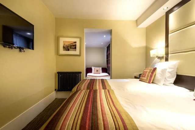 Grand Royale Hyde Park-Club Twin Room-5