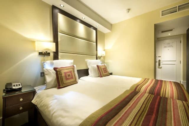 Grand Royale Hyde Park-Club Twin Room-4