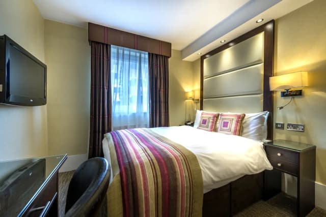 Grand Royale Hyde Park-Deluxe Double Room-3