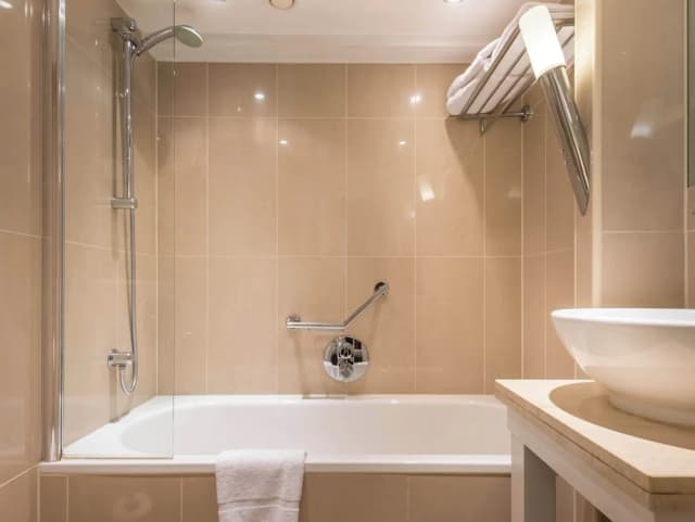 Grand Royale Hyde Park-Deluxe Double Room-4