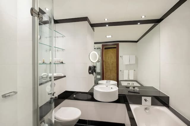 Leonardo Royal London St Paul’s-Superior room with 2 Queen beds-2