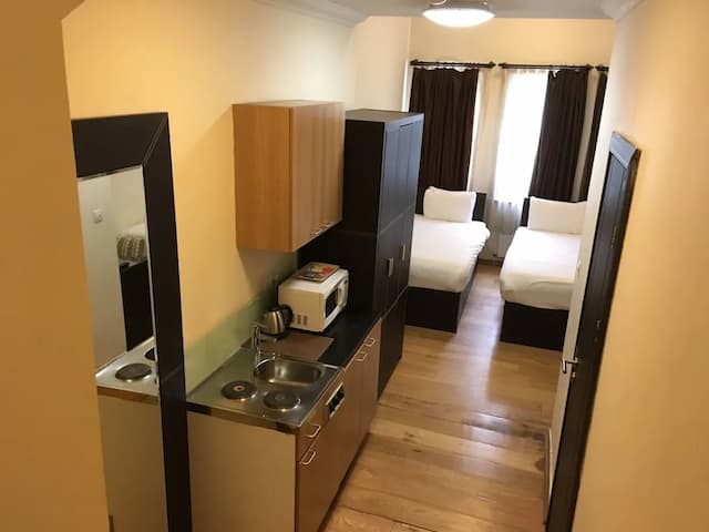 The Royale Chulan Hyde Park-Standard Twin Room (Basement or Ground Floor)-12