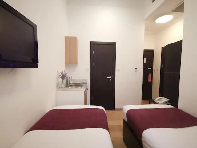 The Royale Chulan Hyde Park-Standard Twin Room (Basement or Ground Floor)-10