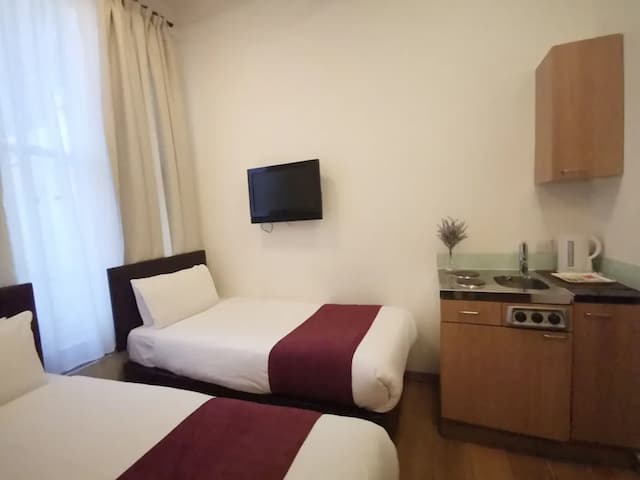 The Royale Chulan Hyde Park-Standard Twin Room (Basement or Ground Floor)-5