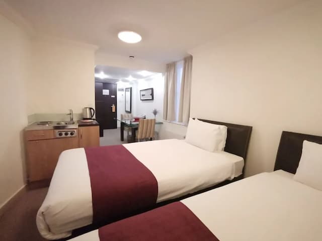 The Royale Chulan Hyde Park-Standard Twin Room (Basement or Ground Floor)-7