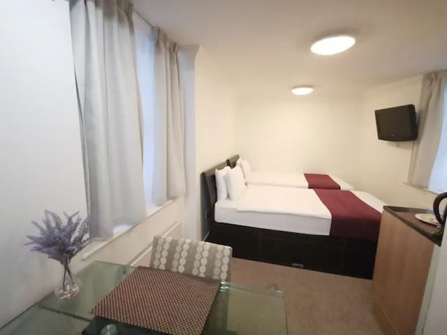 The Royale Chulan Hyde Park-Standard Twin Room (Basement or Ground Floor)-4