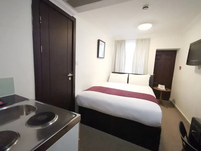 The Royale Chulan Hyde Park-Economy Double Room (Basement or Ground Floor)-9