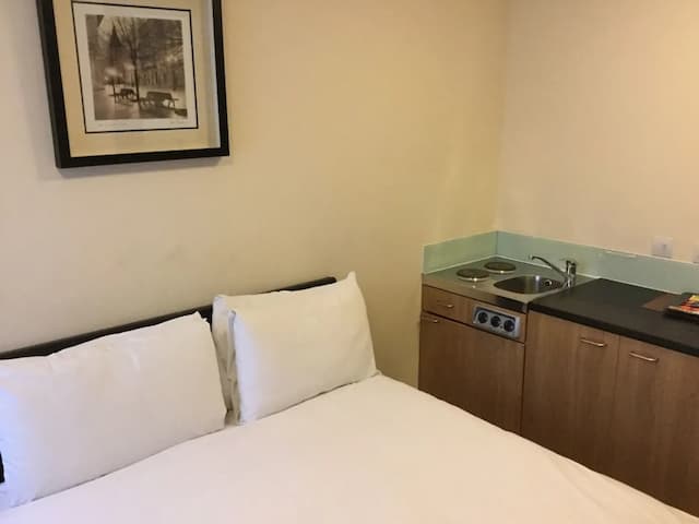 The Royale Chulan Hyde Park-Economy Double Room (Basement or Ground Floor)-20