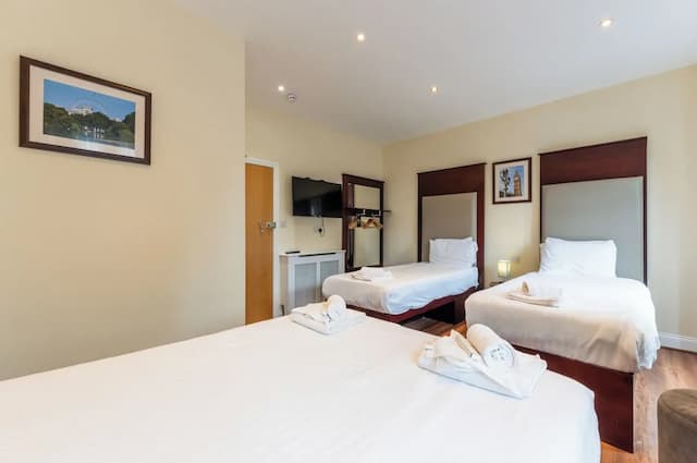 Belmont Hotel-Deluxe Quadruple Room, Ensuite-1