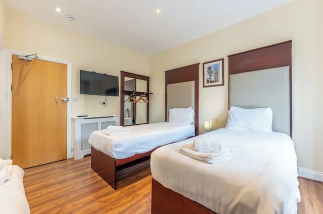 Belmont Hotel-Deluxe Quadruple Room, Ensuite-2