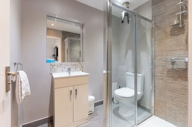 Belmont Hotel-Deluxe Quadruple Room, Ensuite-5