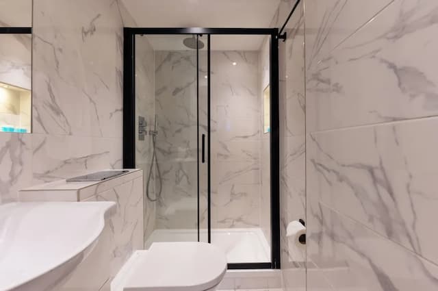 Belmont Hotel-Luxury Quadruple Room, Ensuite-8