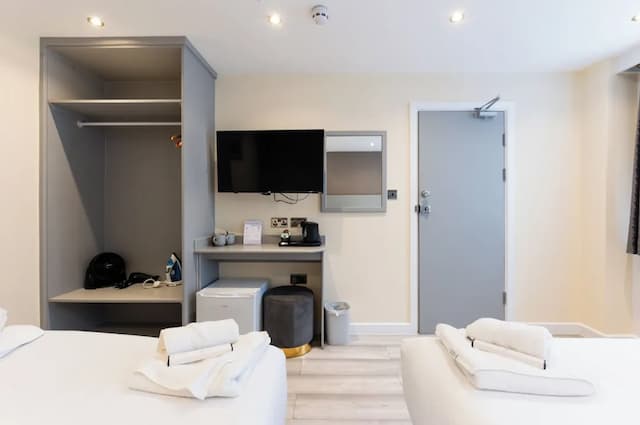 Belmont Hotel-Luxury Quadruple Room, Ensuite-7