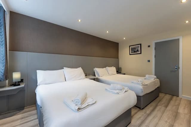 Belmont Hotel-Luxury Quadruple Room, Ensuite-3