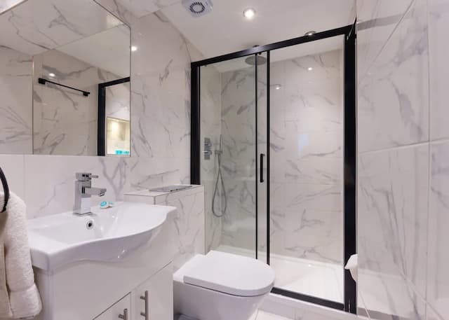 Belmont Hotel-Luxury Quadruple Room, Ensuite-9