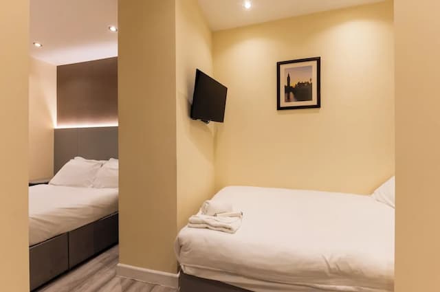 Belmont Hotel-Luxury Triple Room, Ensuite-1