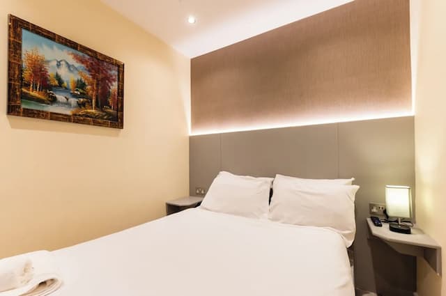 Belmont Hotel-Luxury Triple Room, Ensuite-6