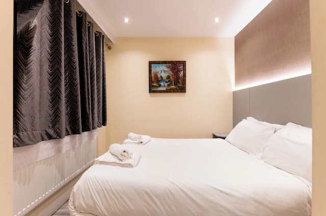 Belmont Hotel-Luxury Triple Room, Ensuite-9