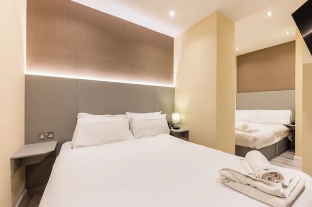 Belmont Hotel-Luxury Triple Room, Ensuite-5