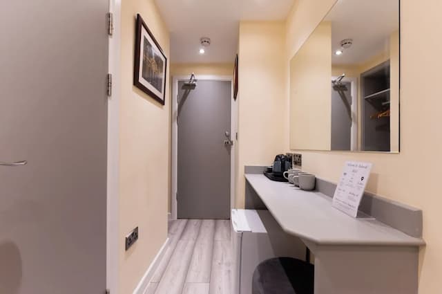 Belmont Hotel-Luxury Triple Room, Ensuite-8