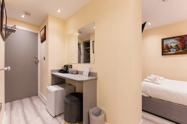 Belmont Hotel-Luxury Triple Room, Ensuite-10