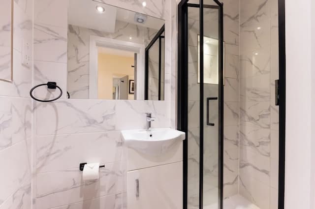 Belmont Hotel-Luxury Triple Room, Ensuite-12