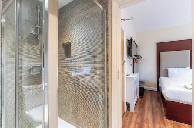 Belmont Hotel-Deluxe Quadruple Room, Balcony-8