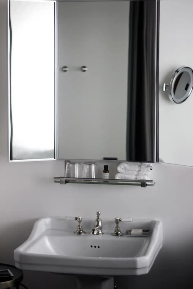 The Robey, Chicago, a Member of Design Hotels-Standard Room, 1 King Bed, Accessible, Bathtub-3