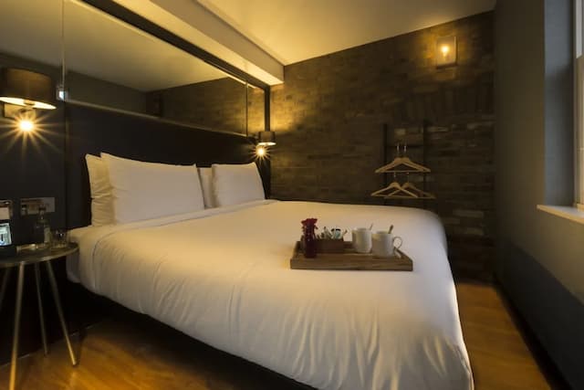 Camden Enterprise Hotel & Pub-Deluxe Double Room-8