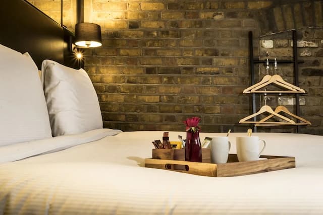 Camden Enterprise Hotel & Pub-Deluxe Double Room-1