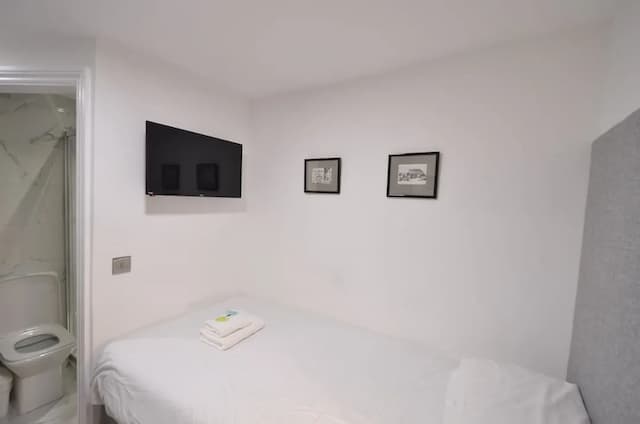 Amber Residence Hotel-Basic Single Room, Ensuite, Courtyard View (Very Small Single Studio)-2