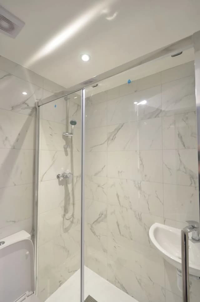 Amber Residence Hotel-Basic Single Room, Ensuite, Courtyard View (Very Small Single Studio)-7