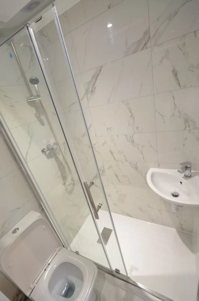 Amber Residence Hotel-Basic Single Room, Ensuite, Courtyard View (Very Small Single Studio)-8