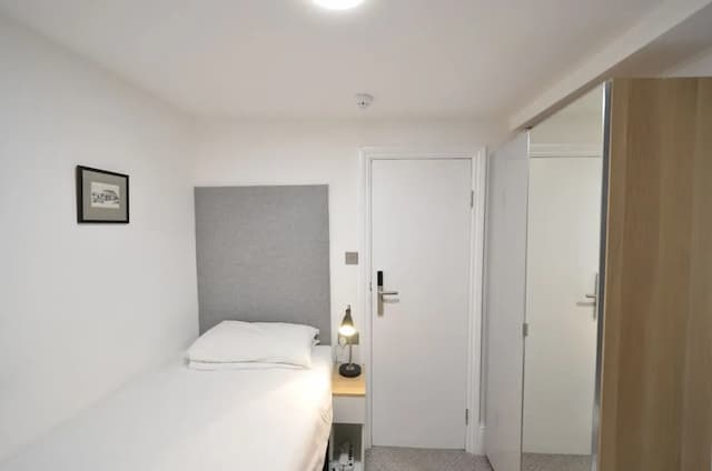 Amber Residence Hotel-Basic Single Room, Ensuite, Courtyard View (Very Small Single Studio)-3