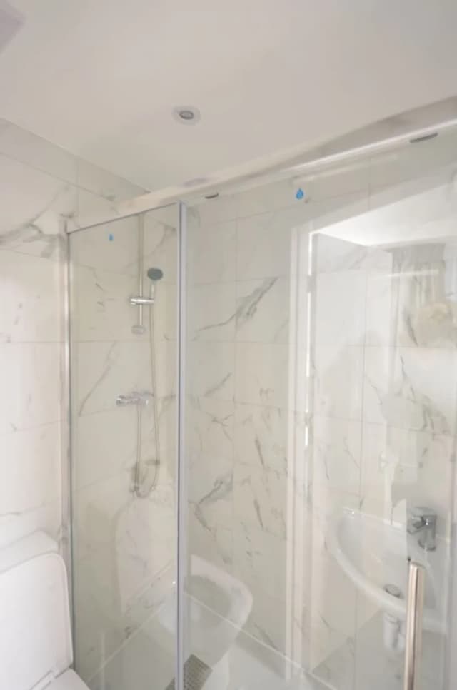 Amber Residence Hotel-Basic Single Room, Ensuite, Courtyard View (Very Small Single Studio)-6