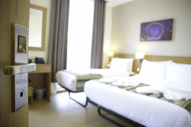 Kings Cross Inn Hotel-Triple Room-2