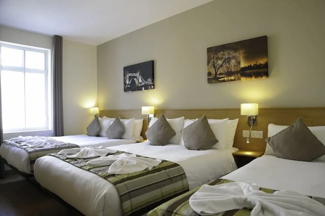 Kings Cross Inn Hotel-Quadruple Room-1