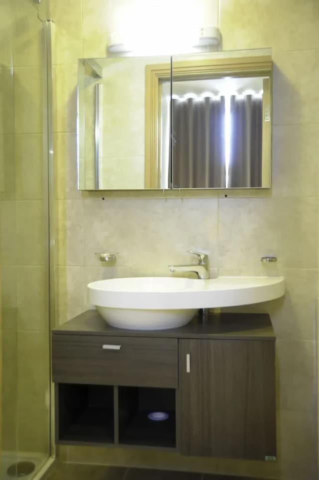 Kings Cross Inn Hotel-Family Room, Multiple Beds-11