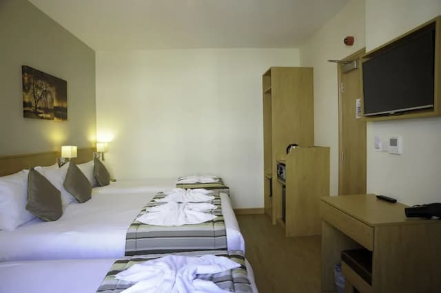Kings Cross Inn Hotel-Family Room, Multiple Beds-2