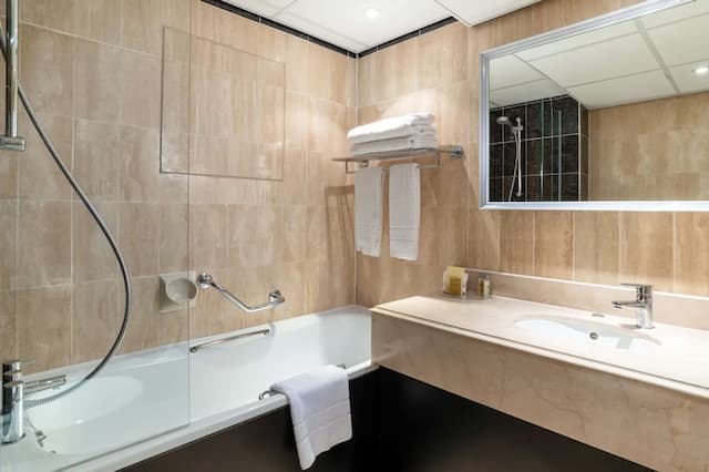 힐튼 런던 올림피아-디럭스 더블룸-5